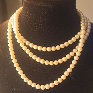 White Pearl Necklace with Lustrous Finish